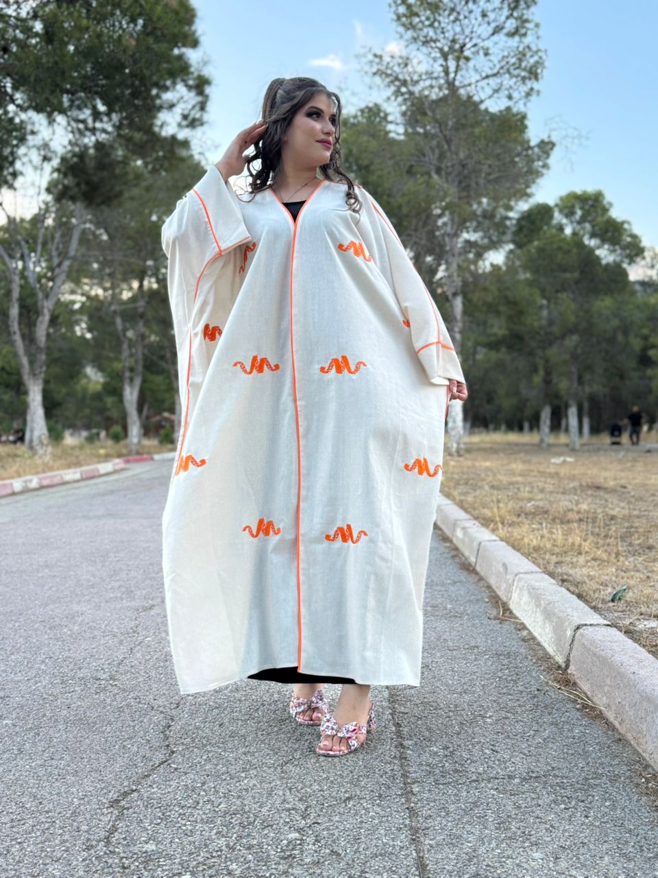 Abaya Farasha Écrue — Broderie Orange