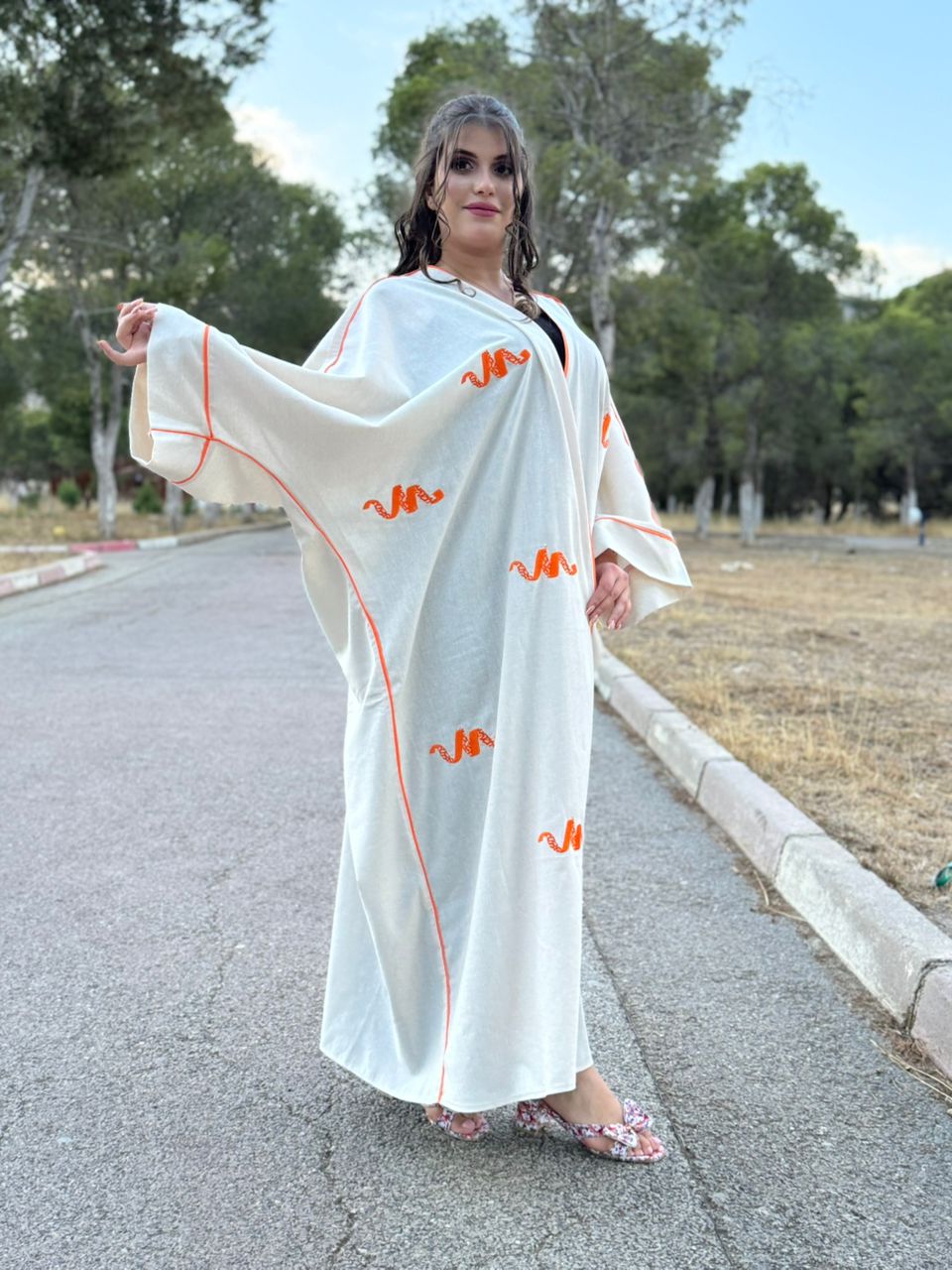 Abaya Farasha Écrue — Broderie Orange