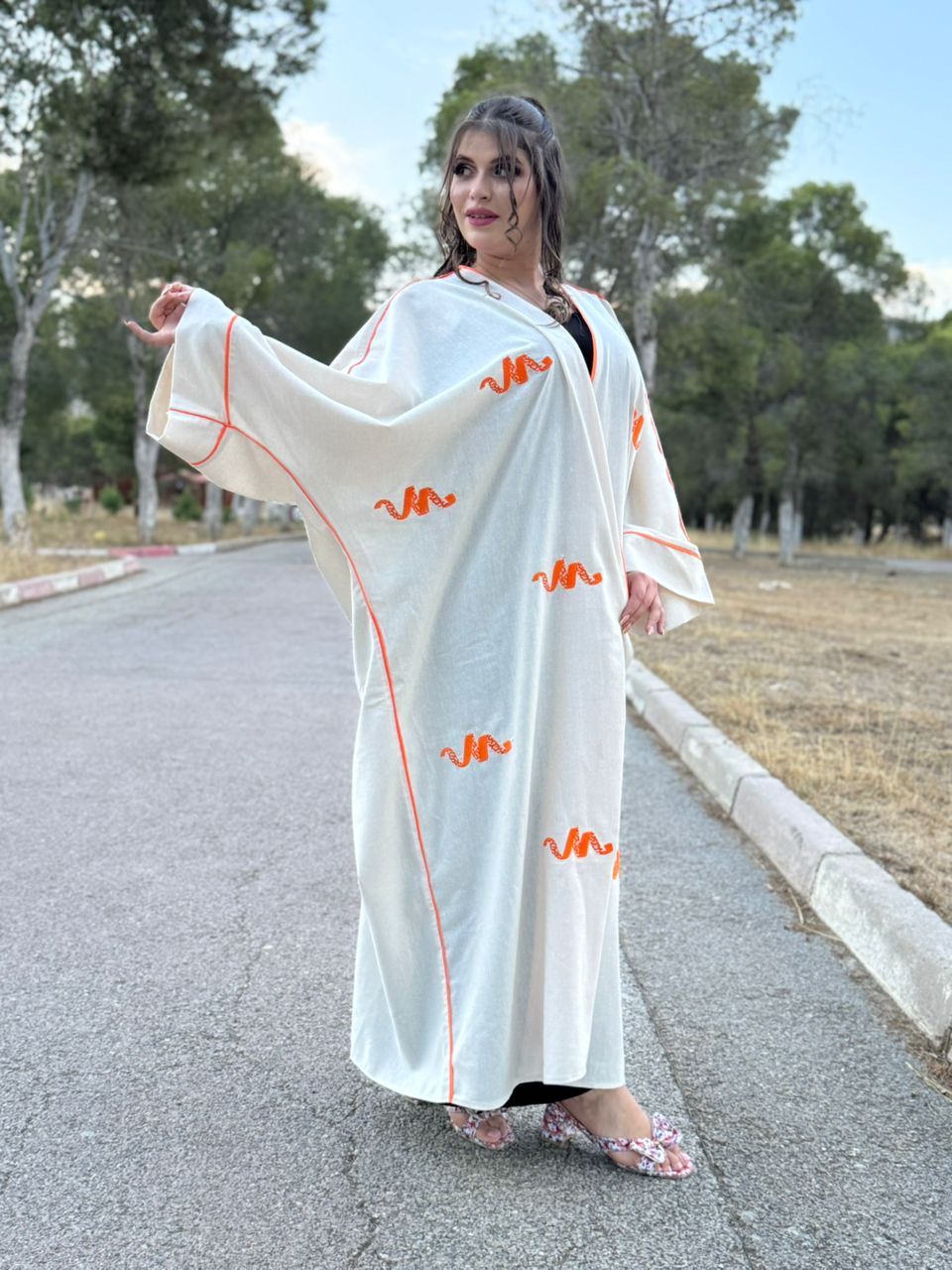 Abaya Farasha Écrue — Broderie Orange