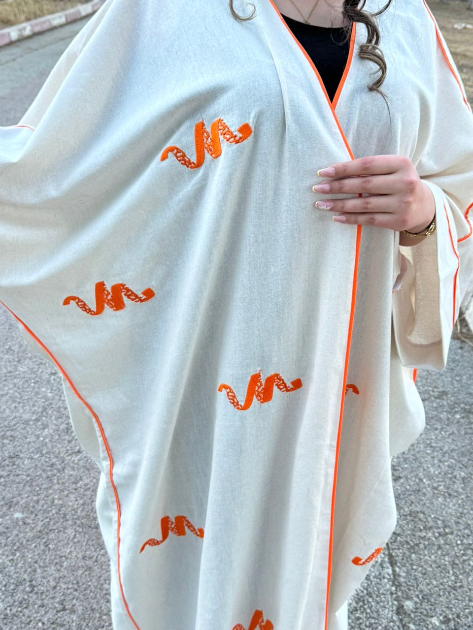 Abaya Farasha Écrue — Broderie Orange