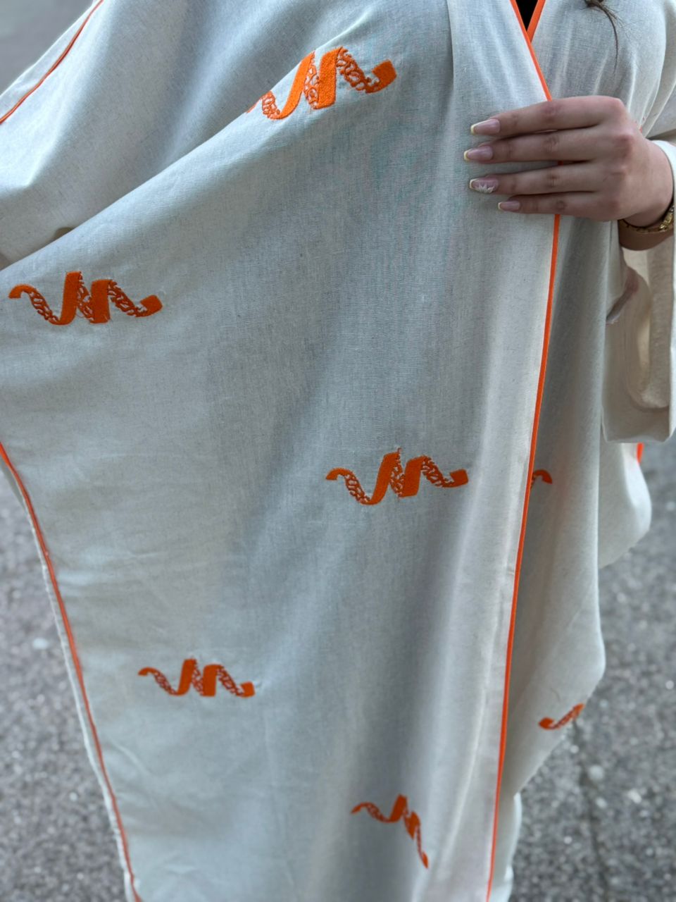 Abaya Farasha Écrue — Broderie Orange