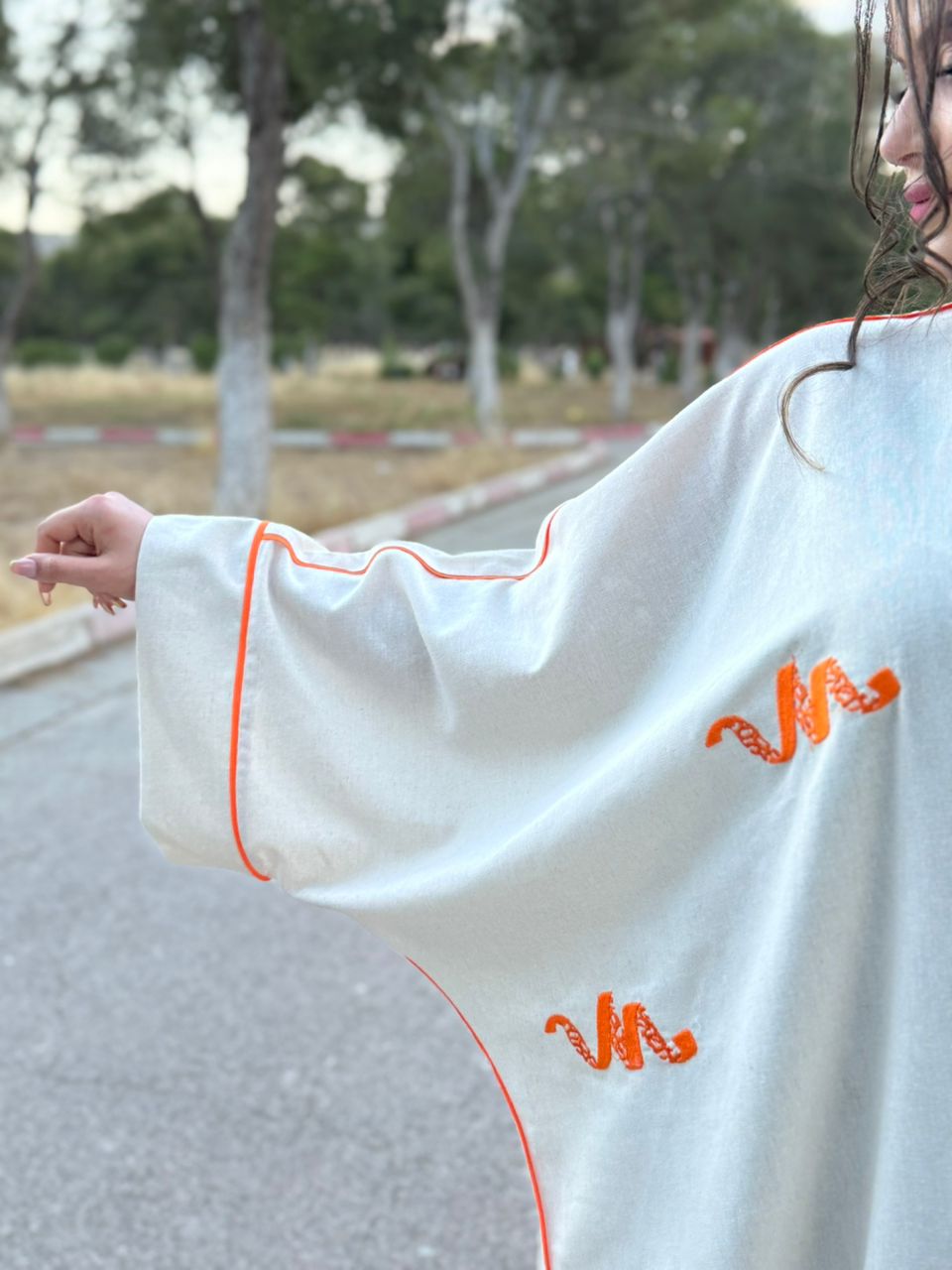 Abaya Farasha Écrue — Broderie Orange