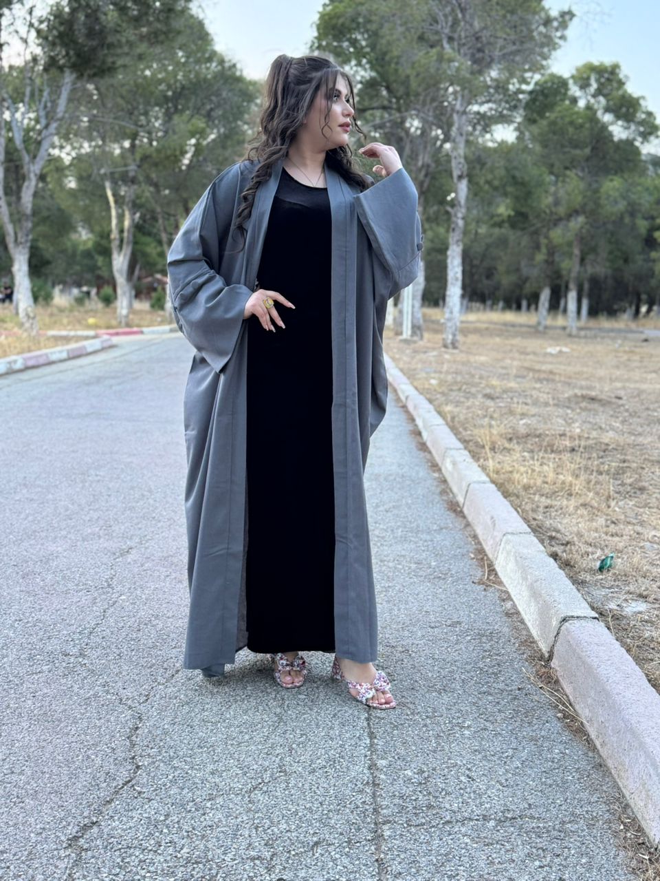 Abaya Ouverte Grise — Manches Boutonnées