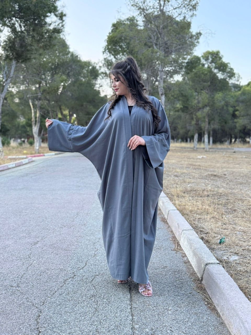 Abaya Ouverte Grise — Manches Boutonnées