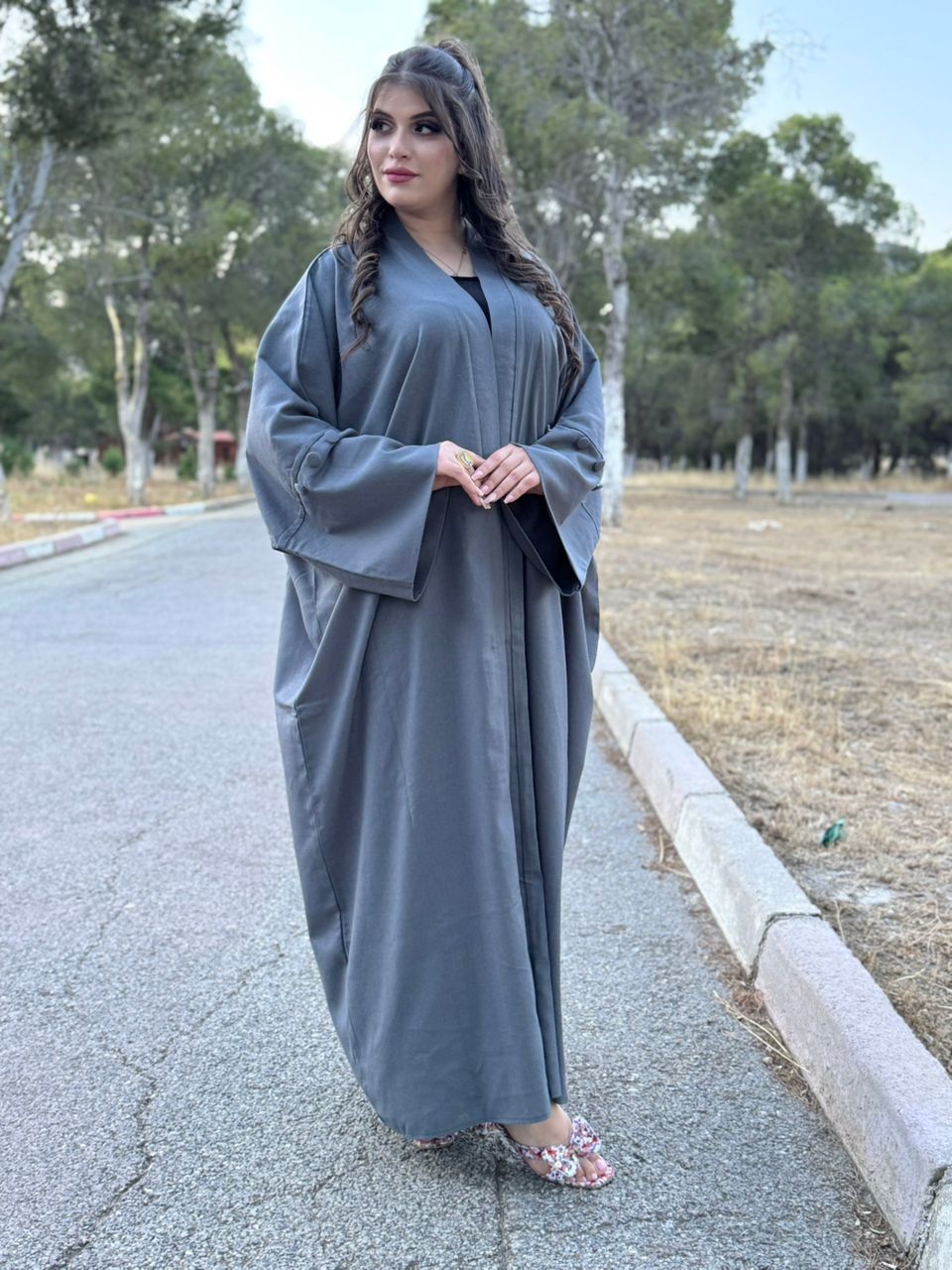 Abaya Ouverte Grise — Manches Boutonnées