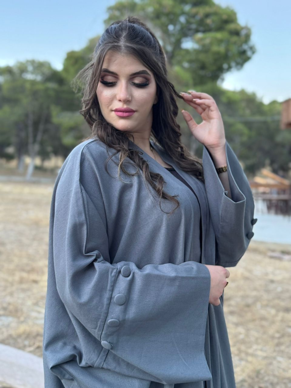 Abaya Ouverte Grise — Manches Boutonnées