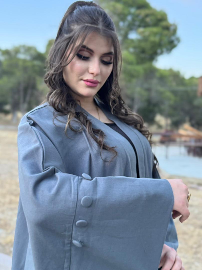 Abaya Ouverte Grise — Manches Boutonnées