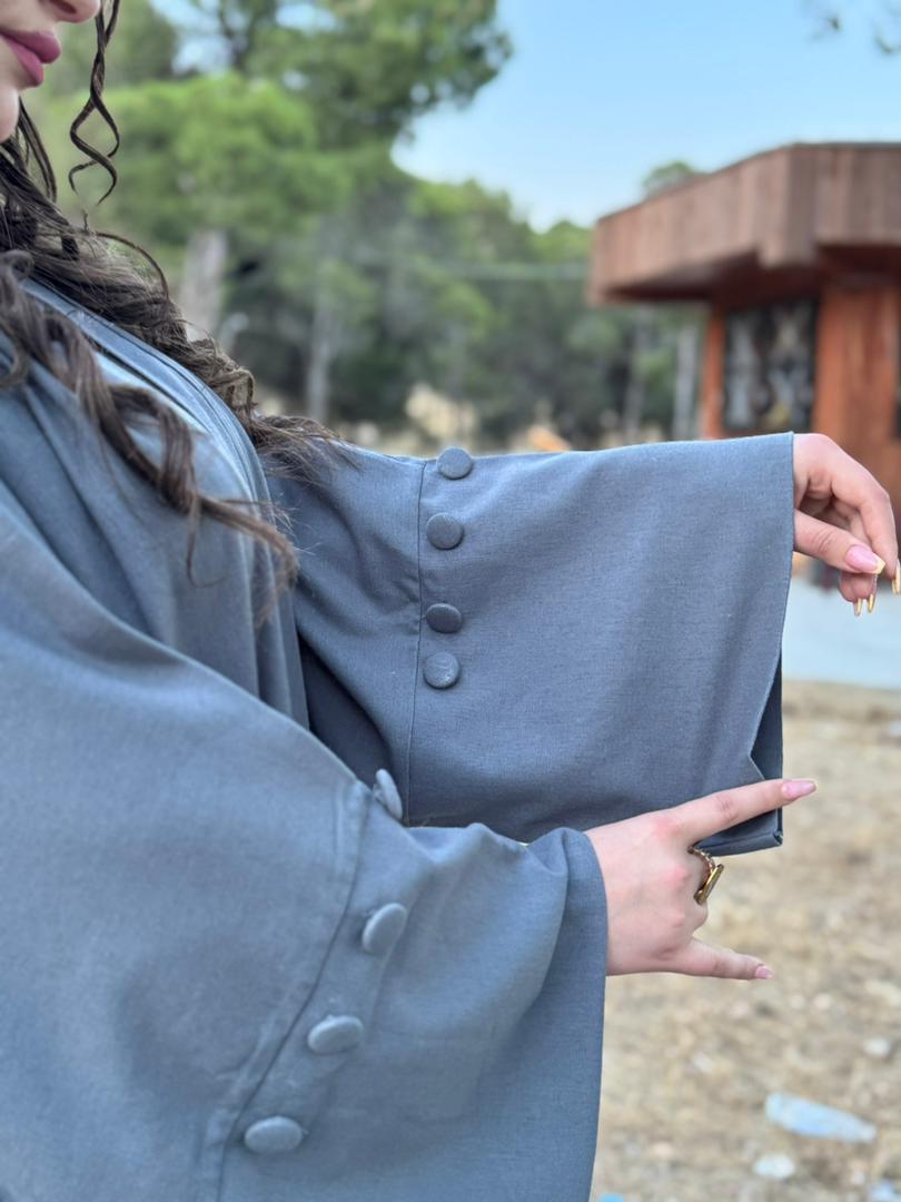Abaya Ouverte Grise — Manches Boutonnées